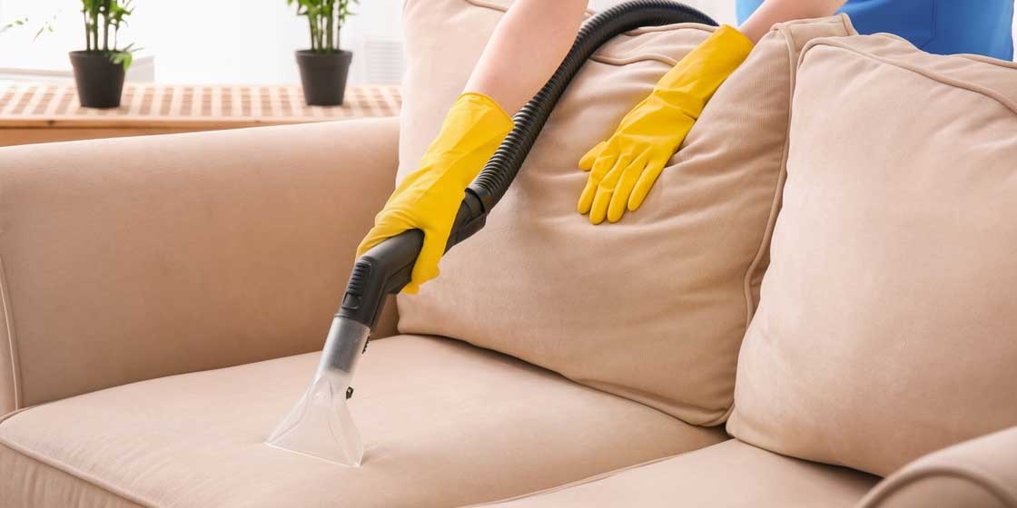 Як почистити диван в домашніх умовах? Наскільки це питання є актуальним для багатьох?