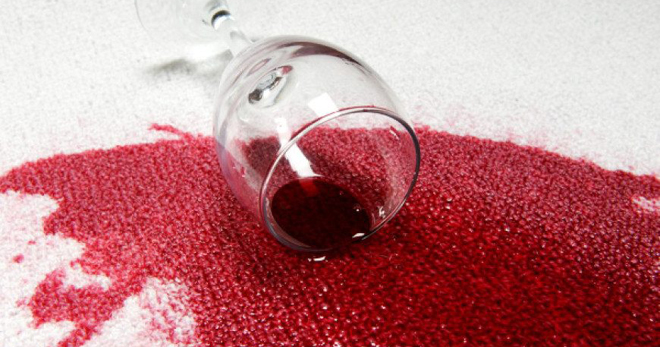 Видалення плями від червоного вина з білого дивана
